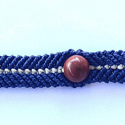 bracelet bleu et blanc au jaspe rouge