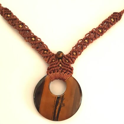 collier macramé marron contenant une pierre oeil du tigre